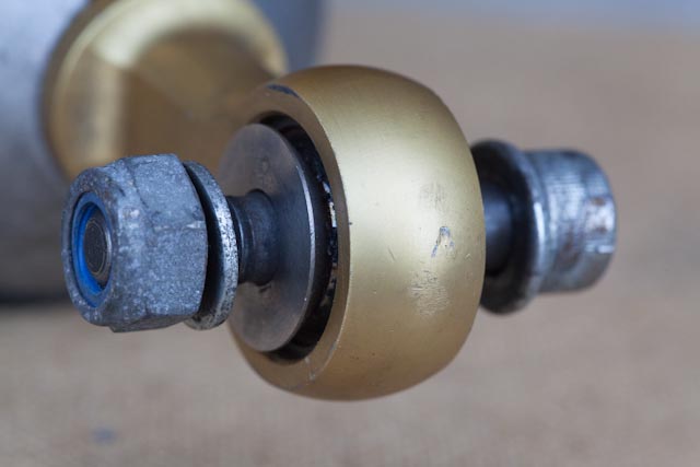 Front damper spherical bearing play